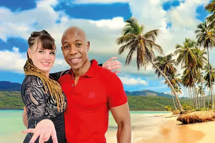 víaDanza Trainerpaar Alejandro und Carolina vor Palmenstrandkullise
