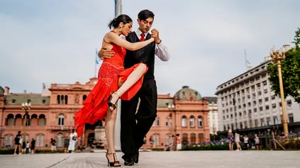 Tango Tanzpaar auf dem Plaza de Mayo in Buenos Aires Tango Tanzpaar auf dem Plaza de Mayo in Buenos Aires
