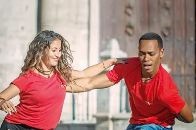Tanzreisen nach Kuba – Pfingsten Havanna Plus Salsa Tanzpaar auf einem Platz in Havanna